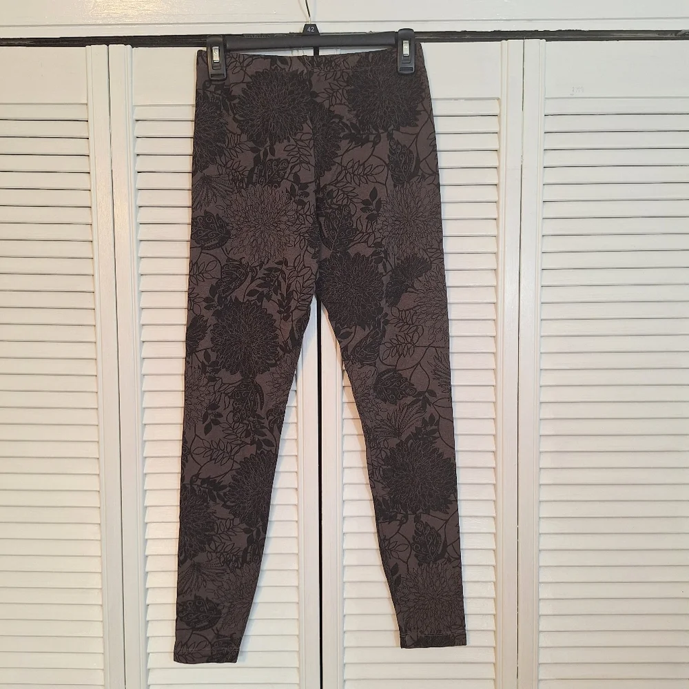 bryn Walker Floral Black and Gray Women's Crop Leggings NWOT *C3 - Picture 4 of 7